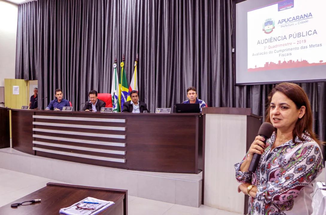 Secretária Sueli Pereira durante prestação de contas na Câmara de Apucarana