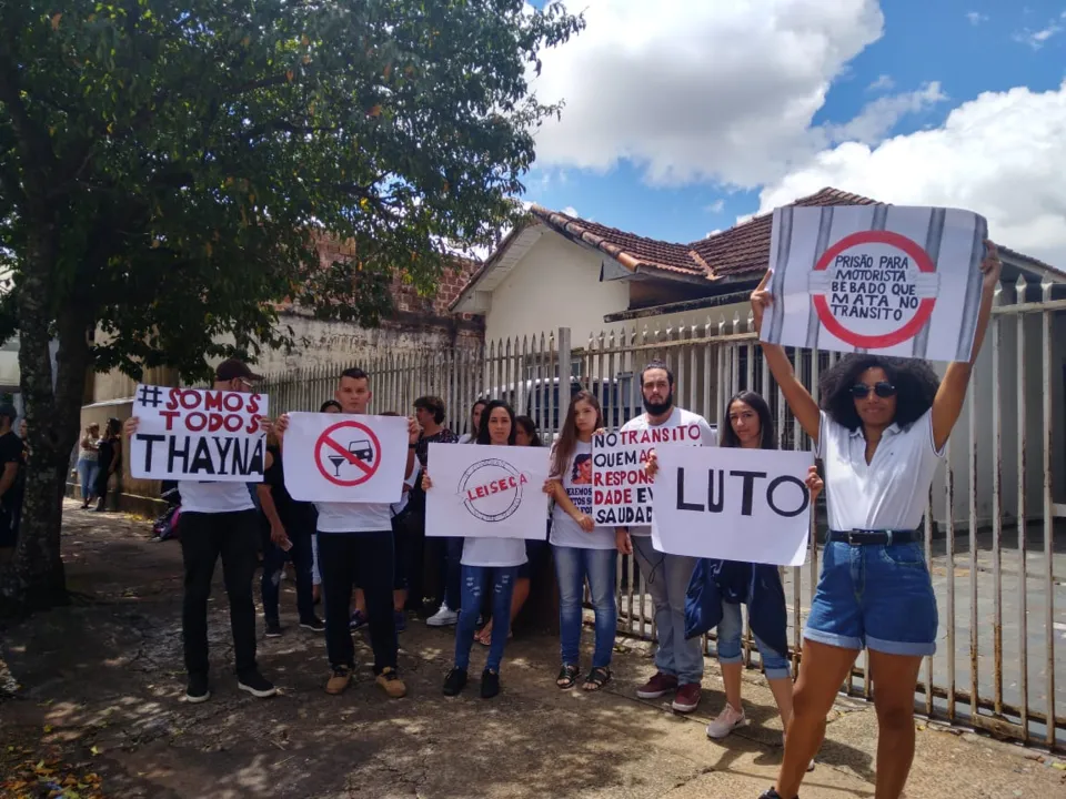 Grupo realiza manifestação em frente ao Fórum de Apucarana pedindo justiça pela morte de Thayná; assista