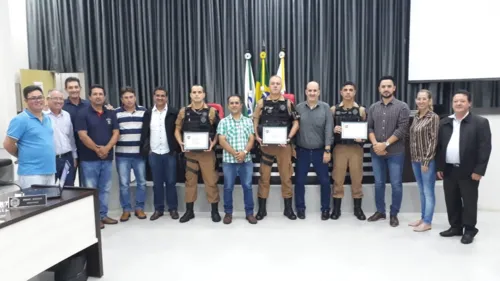 Policiais homenageados com os vereadores