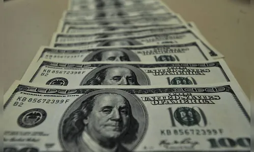 Dólar supera R$ 4,48 com cautela sobre coronavírus e risco político às reformas