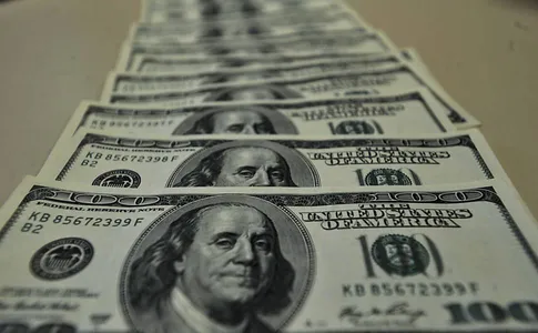 Dólar supera R$ 4,48 com cautela sobre coronavírus e risco político às reformas