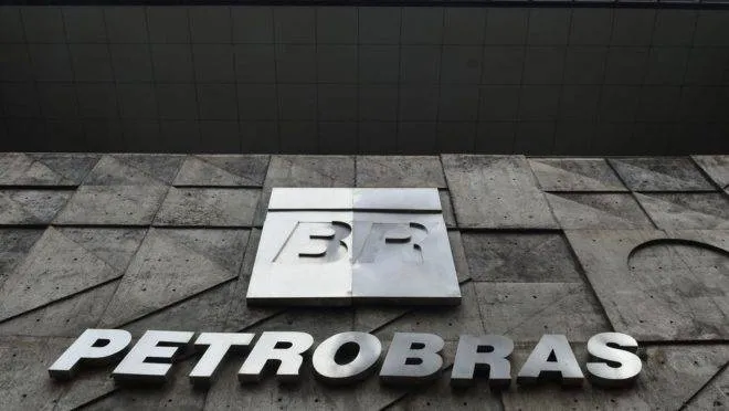 Após intermediação do TST, Petrobras mantém 396 demissões em fábrica do Paraná