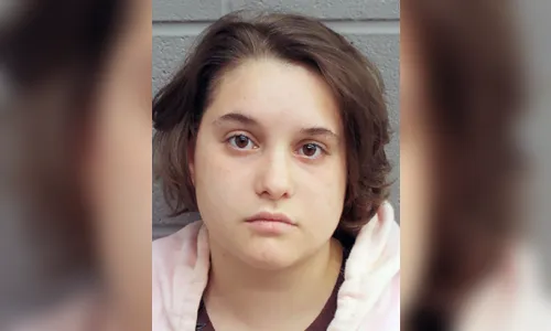 Garoto de 10 anos é baleado sem querer por babá que fazia selfies com arma