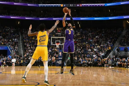 Sem LeBron, Lakers superam Warriors e vencem a sétima seguida na NBA