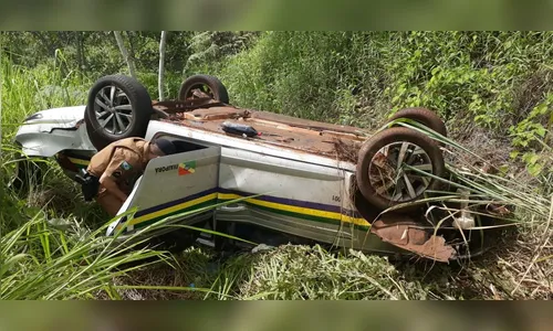 Dupla rouba carro em Ivaiporã e capota durante a fuga
