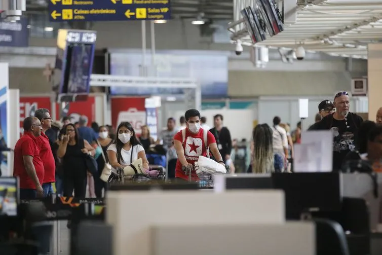 Passageiros e funcionários circulam vestindo máscaras contra o novo coronavírus (Covid-19) no Aeroporto Internacional Tom Jobim- Rio Galeão - Fernando Frazão/Agência Brasil