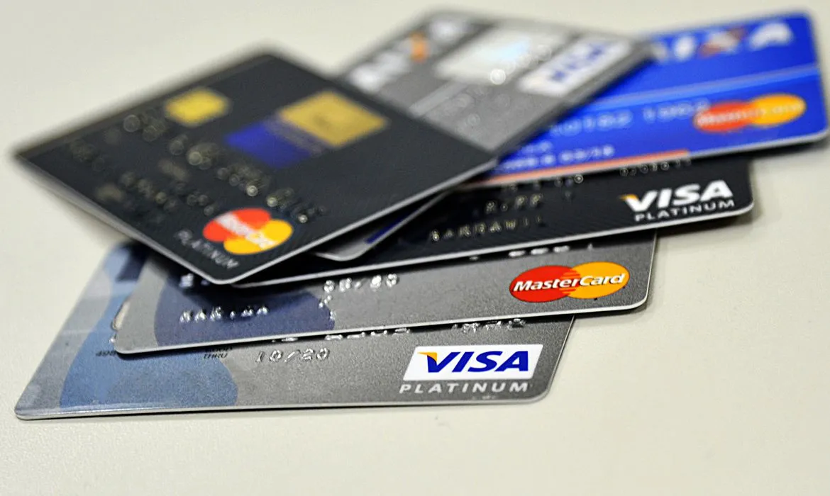 Cartão de crédito passa a usar cotação do dólar do dia da compra neste domingo (1º) 