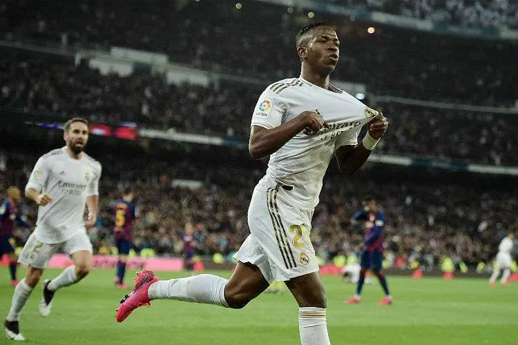 Com gol de Vinicius Junior, Real vence Barcelona e retoma liderança do Espanhol