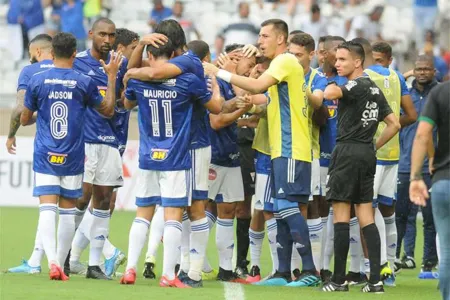 Fábio pega pênalti no fim e Cruzeiro vence Uberlândia no Mineirão