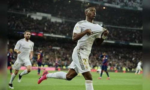 Com gol de Vinicius Junior, Real vence Barcelona e retoma liderança do Espanhol