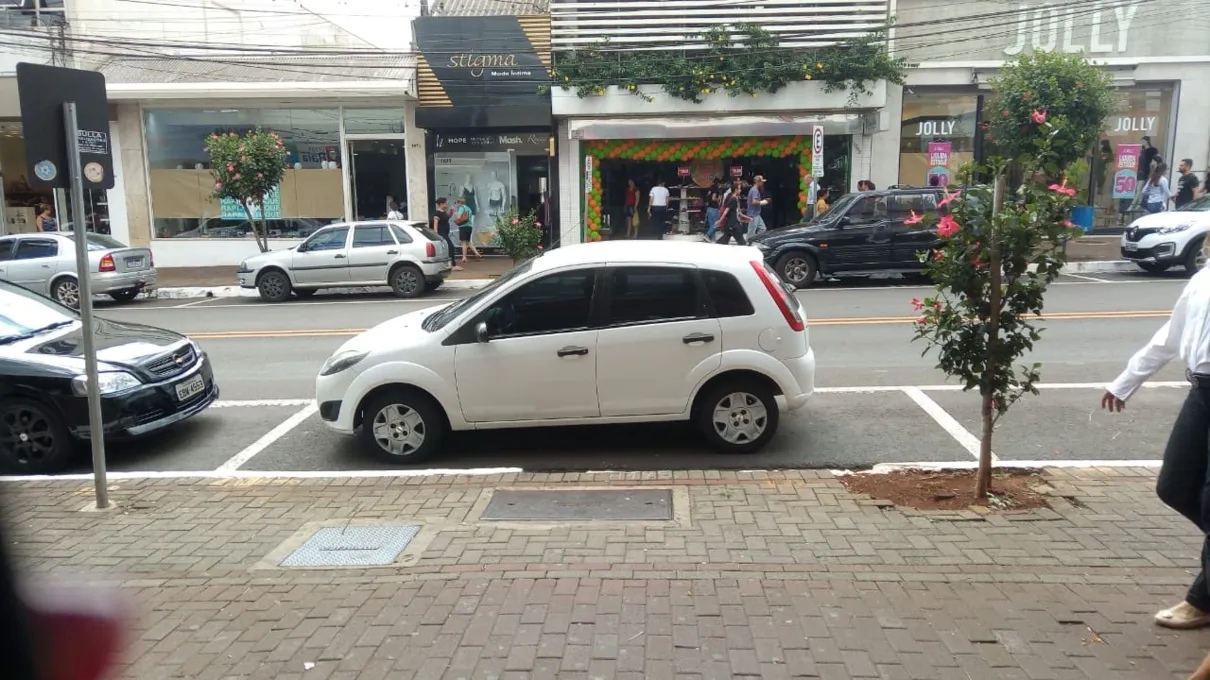 Motorista chama atenção em Apucarana ao estacionar na contramão na Avenida Curitiba