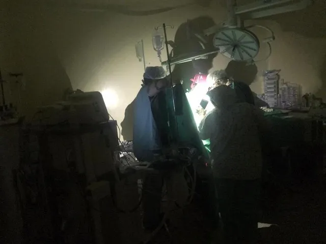 Cirurgia é feita com auxílio de lanternas de celulares durante apagão em hospital de Mossoró