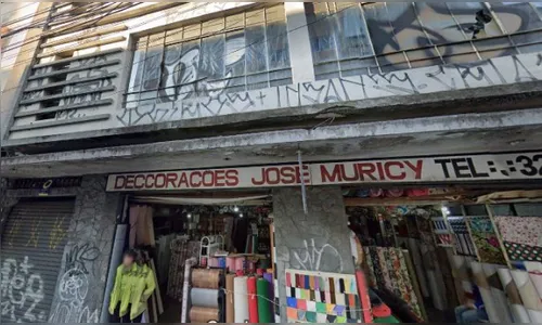 Pichadores precisam ser resgatados de telhado de prédio no centro de Curitiba