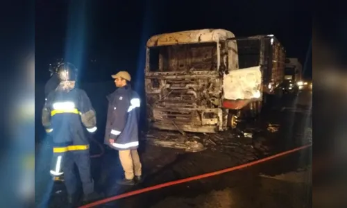 
							Caminhão é destruído por chamas na PR 466, em Manoel Ribas
						
						