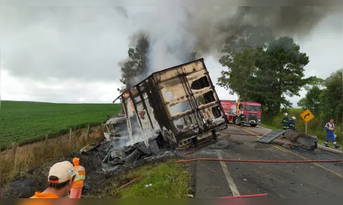 Quatro pessoas morrem e uma fica ferida após acidente entre carro e caminhão na Lapa