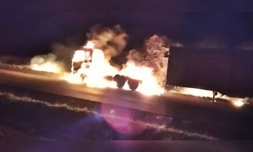 Caminhão é destruído por chamas na PR 466, em Manoel Ribas