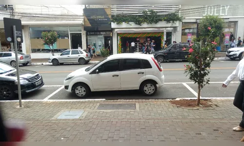 Motorista chama atenção em Apucarana ao estacionar na contramão na Avenida Curitiba
