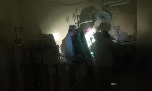 Cirurgia é feita com auxílio de lanternas de celulares durante apagão em hospital de Mossoró