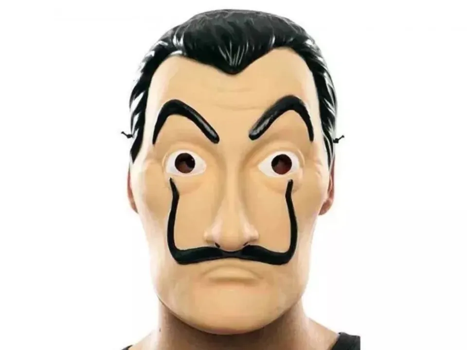 Homem com máscara de série assalta mercado em Apucarana