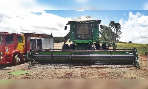 Bombeiros combatem dois incêndios em colheitadeiras na região