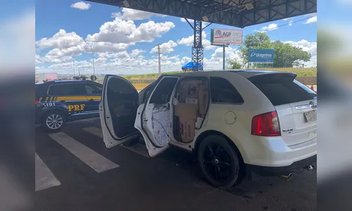 PRF apreende carro com 40 mil maços de cigarros contrabandeados, em Jandaia do Sul