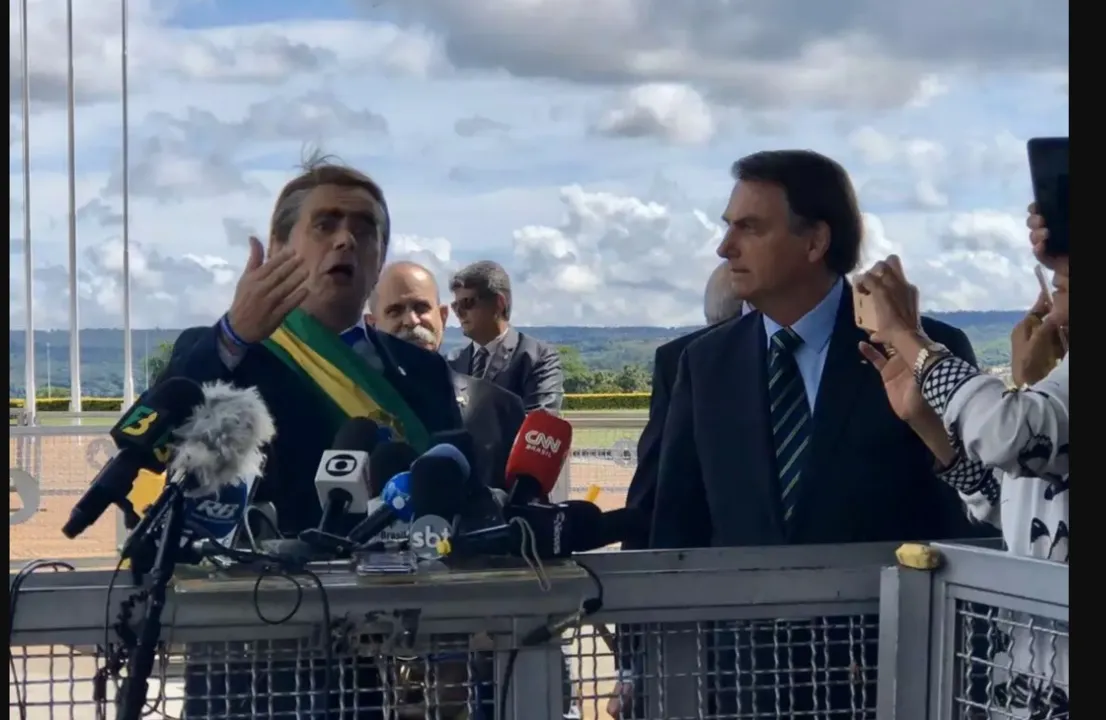 Humorista aparece vestido de Bolsonaro e distribui bananas a jornalistas junto ao presidente; assista