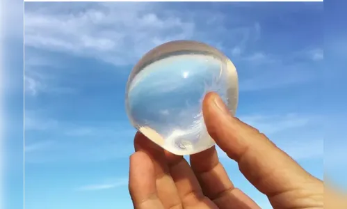 Startup cria saquinho de água comestível para acabar com as garrafinhas