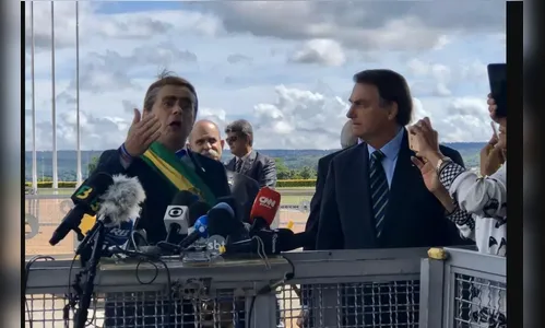 Humorista aparece vestido de Bolsonaro e distribui bananas a jornalistas junto ao presidente; assista