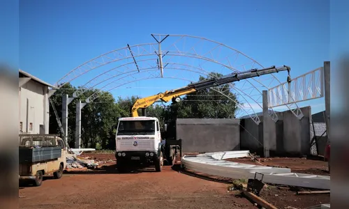 Prefeitura de Arapongas inicia instalação de cobertura da Feira da Lua