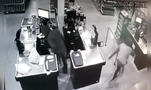 Ladrões invadem mercado em Apucarana roubam dinheiro e até mochila de criança; assista