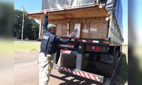 PRF apreende carreta com 425 mil carteiras de cigarro em Quatro Pontes (PR)
