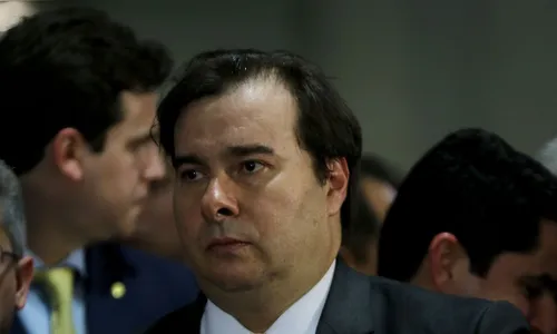 Presidente da Câmara suspende funções de 12 deputados por um ano