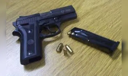Carregador de pistola e munições são encontrados dentro de veículo em Arapongas