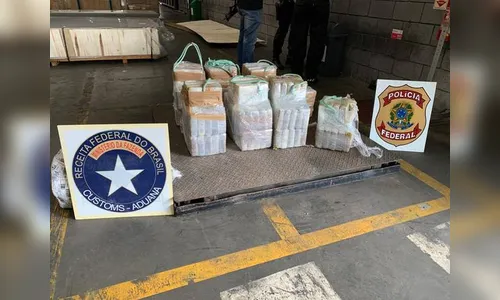 PF apreende 222,5 kg de cocaína escondidos em carga de papel no Porto de Paranaguá