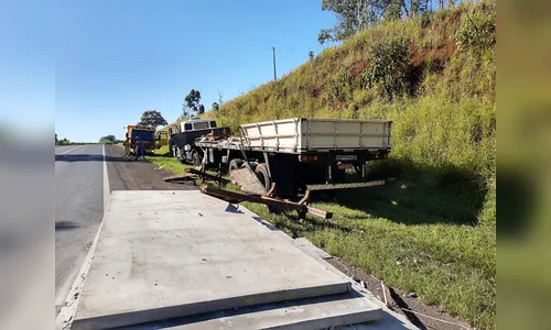 Carga na pista deixa trânsito lento na BR 376 em Califórnia