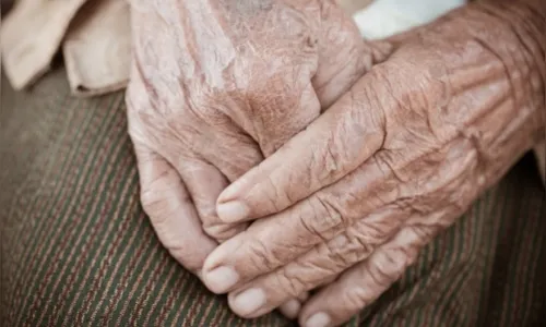 Filho empurra e derruba mãe de 72 anos em Apucarana