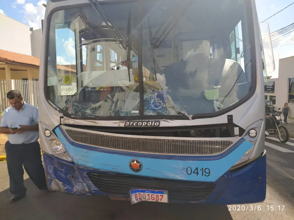 Van avança preferencial e bate contra ônibus da Val, em Apucarana 