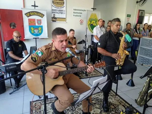 PM leva música e poesia para pacientes do Cisvir em Apucarana