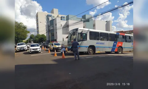 
							Van avança preferencial e bate contra ônibus da Val, em Apucarana 
						
						