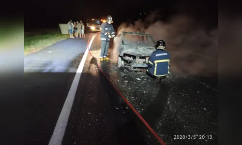 
							Carro fica destruído em incêndio na PR 444
						
						