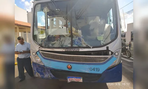 Van avança preferencial e bate contra ônibus da Val, em Apucarana 