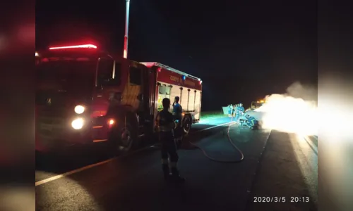 
							Carro fica destruído em incêndio na PR 444
						
						