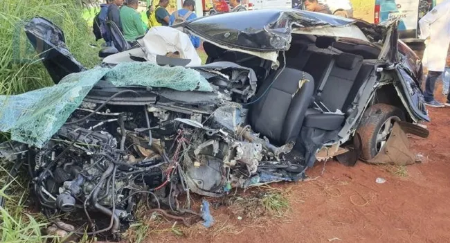 Araponguenses ficam gravemente feridos após acidente entre carro e ônibus, em Iguaraçu