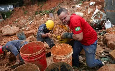 Baixada Santista tem 32 mortos e 46 desaparecidos após chuva de terça