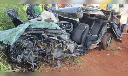 Araponguenses ficam gravemente feridos após acidente entre carro e ônibus, em Iguaraçu