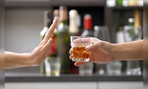 Dono de tabacaria é preso por vender bebidas alcoólicas para adolescentes em Califórnia 