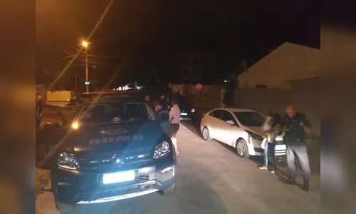 Motorista de aplicativo transmite áudio de assalto e é encontrado dentro do porta-malas