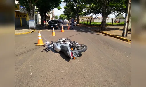 Motociclista fica ferido após colisão com carro; motorista fugiu sem prestar socorro 