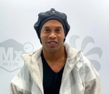 Ronaldinho Gaúcho sai da cadeia e terá audiência para saber se continua detido