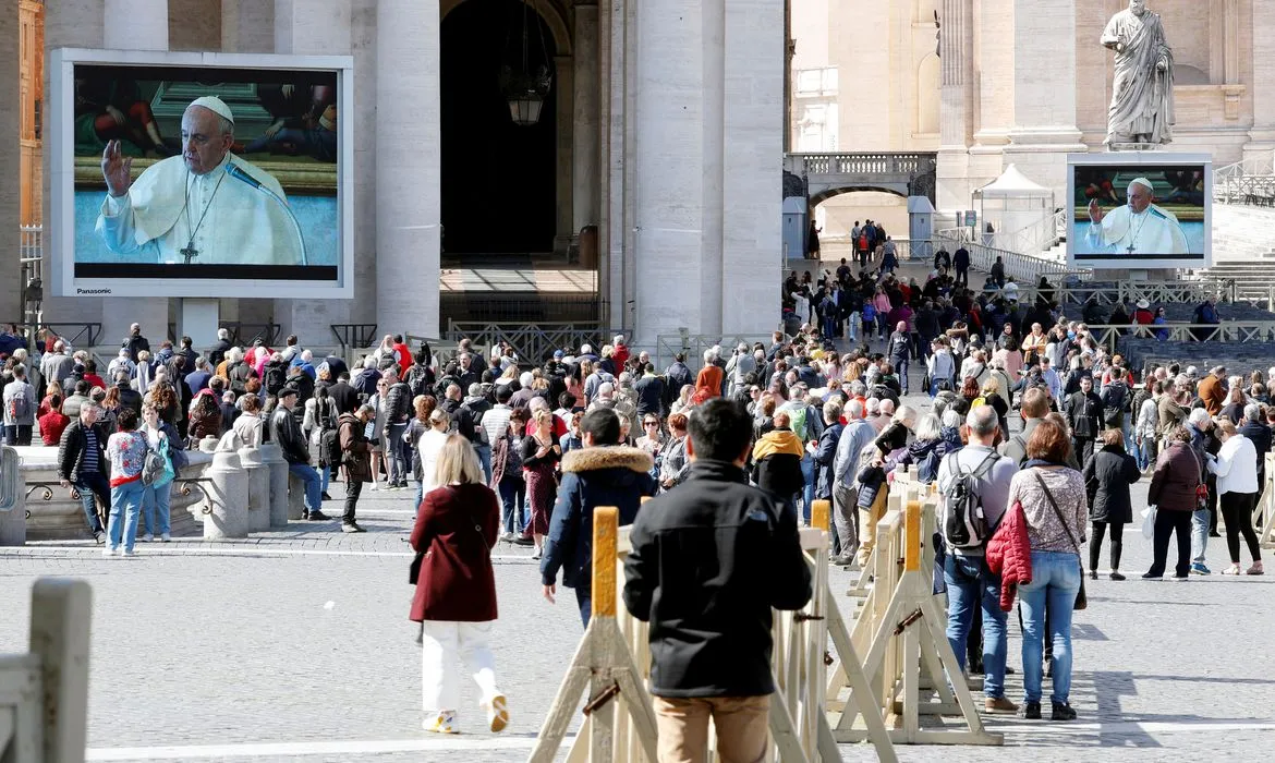Covid-19: para evitar aglomeração, papa transmite oração via internet